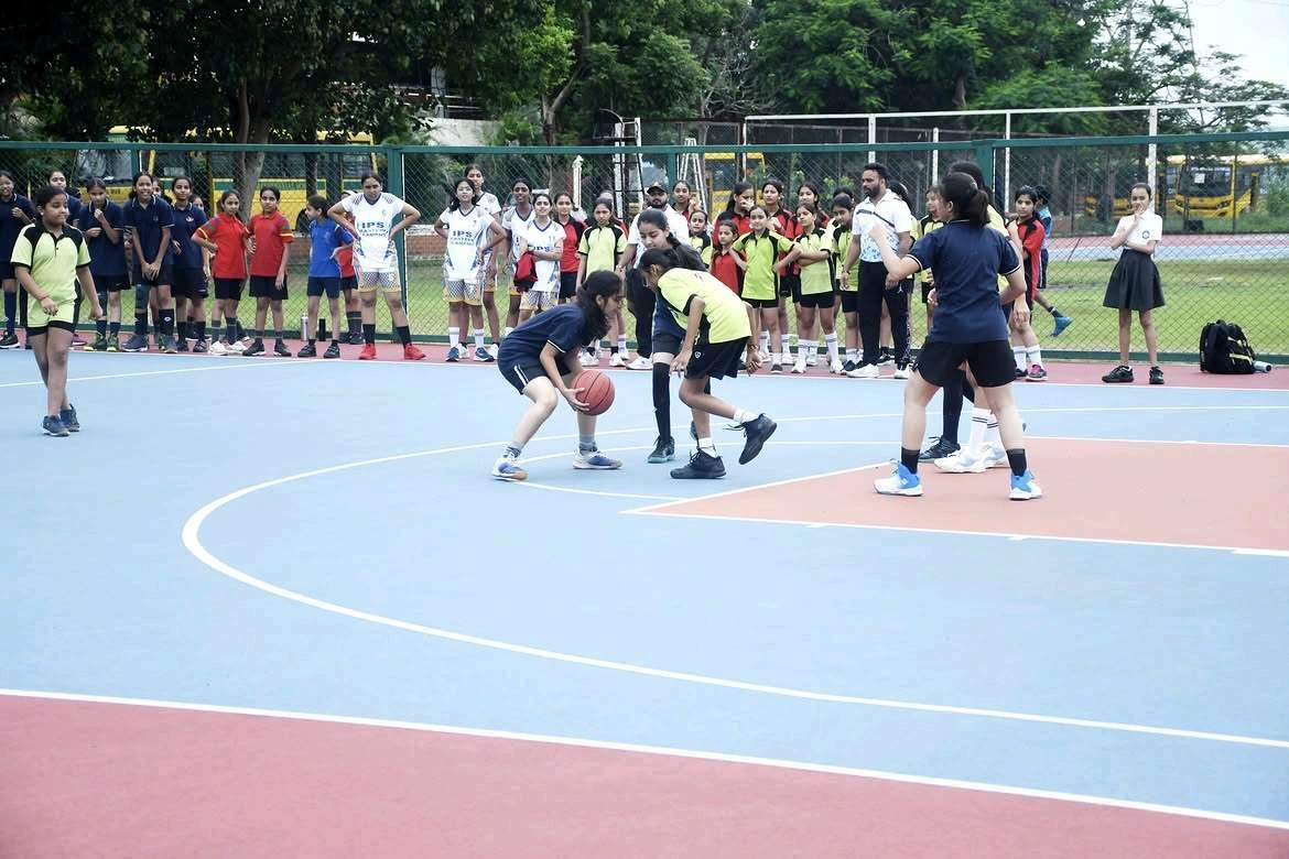 Basketball team play